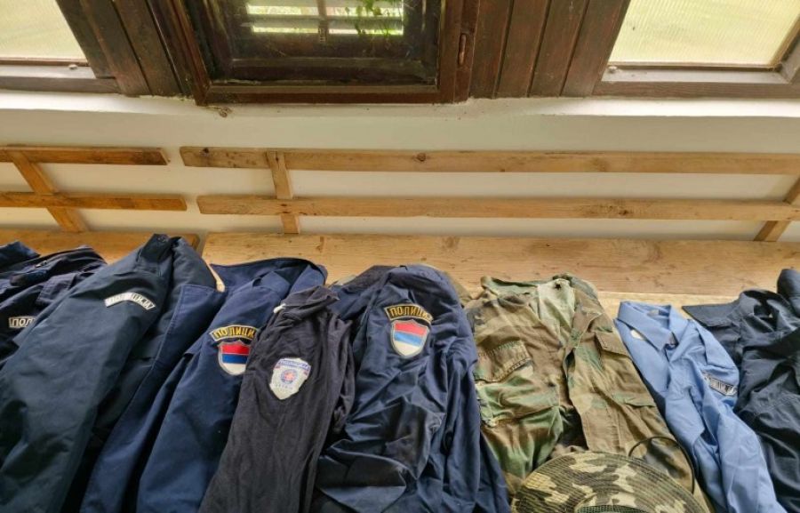  Leposaviç'teki Polis Baskınında Onlarca Üniformaya El Koyuldu