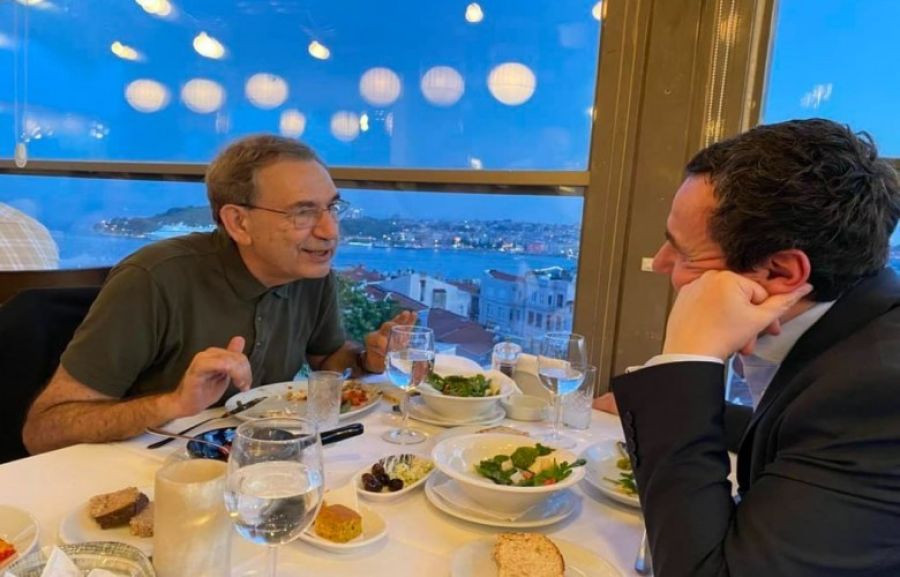 Kurti ve Orhan Pamuk Akşam Yemeğinde Bir araya Geldi