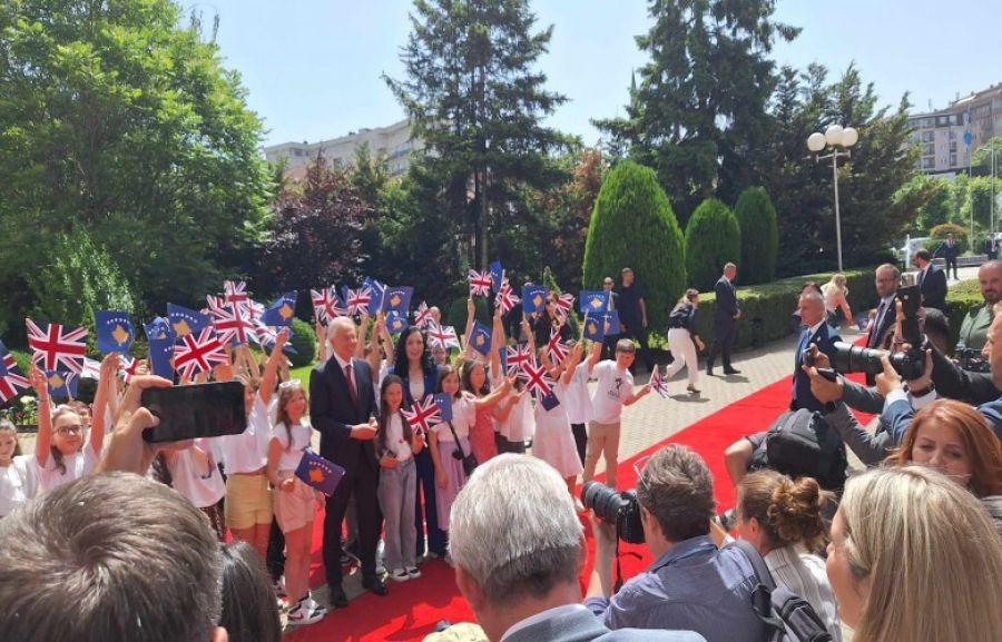 Blair, Çocuklar Tarafından Meclis Avlusunda Karşılandı