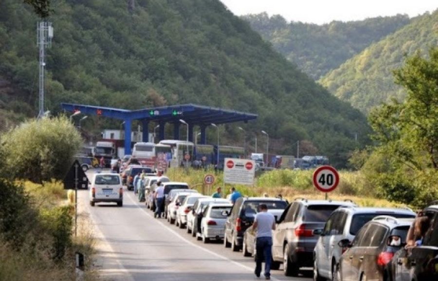 Dheu i Bardhë ve Merdare Sınır Kapılarında Saatlerce Bekleniyor