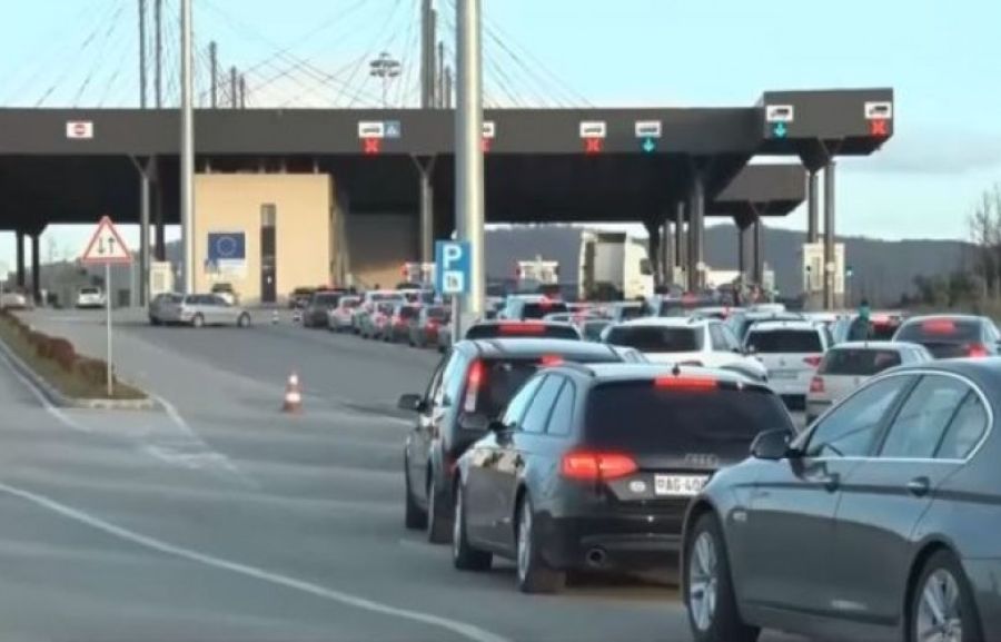 Dheu i Bardhë’da Ülkeye Girmek İçin Bir Saat Kadar Bekleniyor