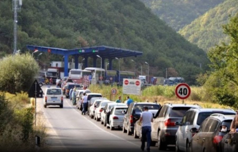 Dheu i Bardhë Sınır Geçidinde, Çıkışta Uzun Kuyruklar