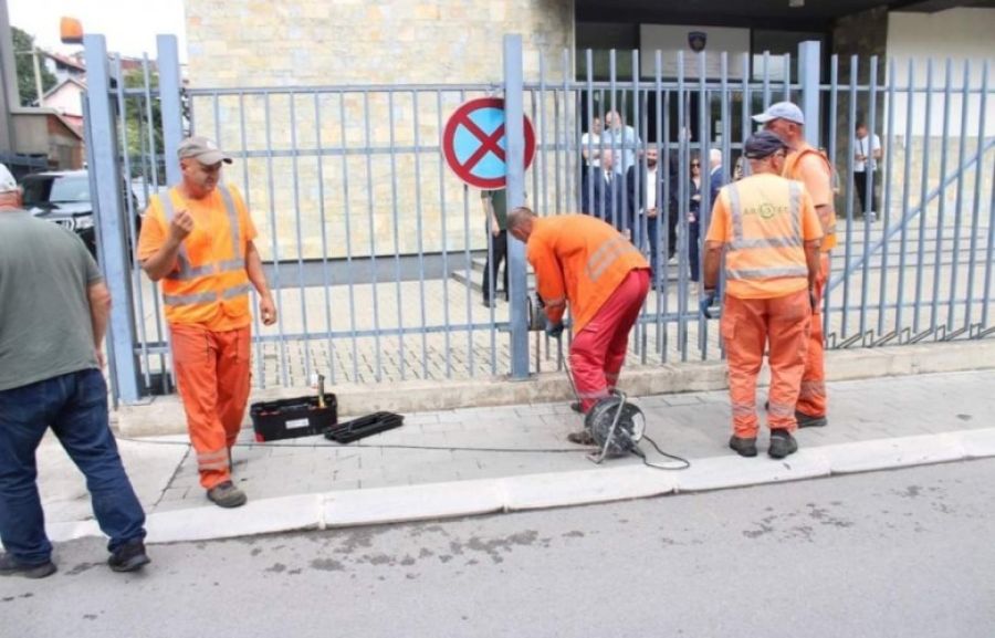 Kuzey Mitroviça Binasını Çevreleyen Bariyerler Kaldırıldı