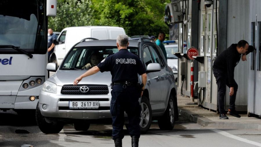 Sırbistan Vatandaşı, Jarinje Sınır Kapısında Polis Memurlarına Saldırdı 