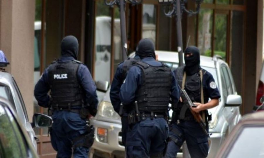 Kosova Polisi Prizren’de Uyuşturucu ve Silah Ele Geçirdi, 5 Kişi Gözaltında 