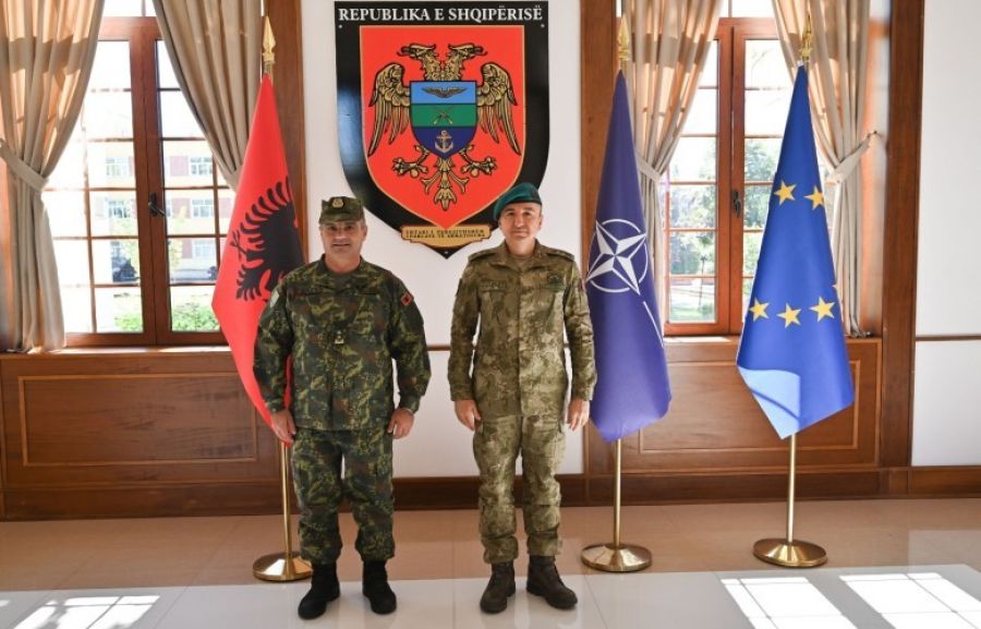 KFOR Komutanı, Arnavutluk Askeri Yöneticileriyle Kosova’yı Görüştü