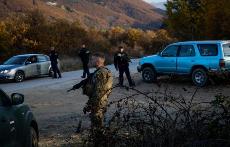 KFOR ve Kosova Polisi Zubin Potok'ta Devriyede