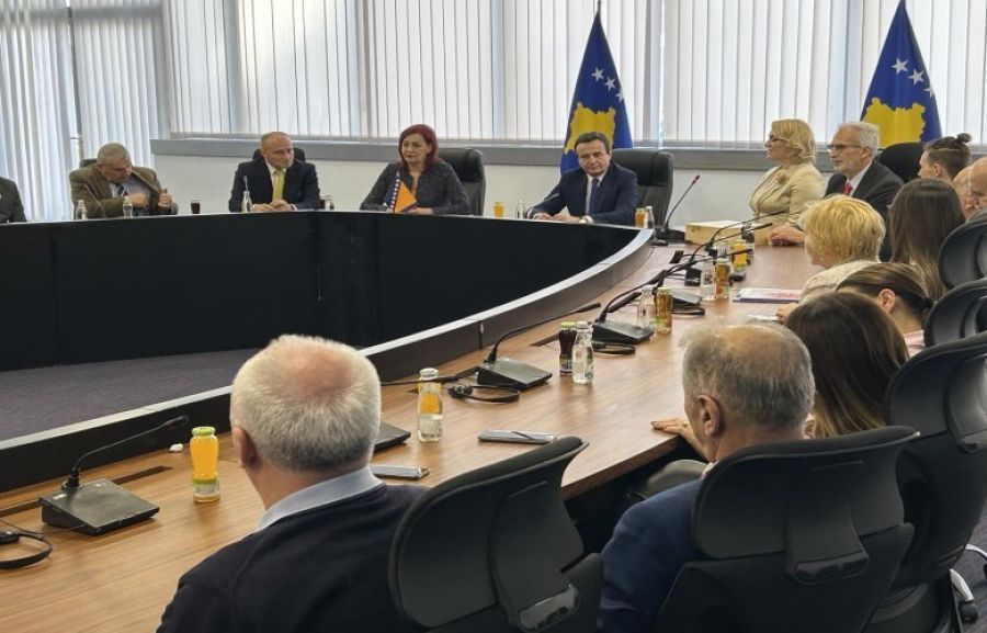 Kurti, Kosova’ya Vizesiz Gelen İlk Bosnalı Vatandaşları Karşıladı