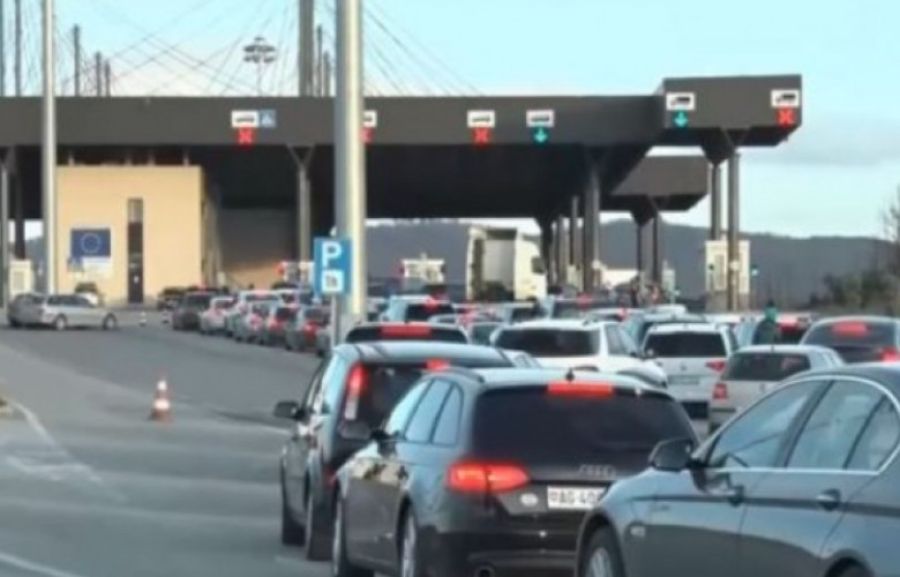 Merdare ve Dheu i Bardhë Sınır Kapılarında Kilometrelik Kuyruklar