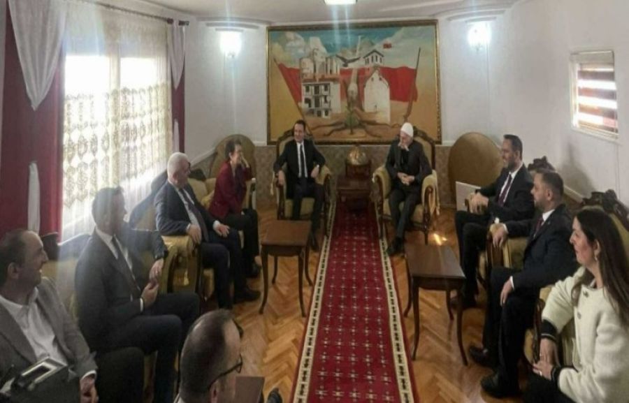 Kurti ve Hükümet Kabinesi Rifat Jashari Tarafından Ağırlandı	