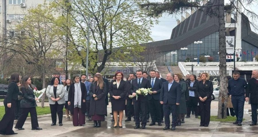 Kurti, “Heroinat” Anıtı Önünde Saygı Duruşunda Bulundu