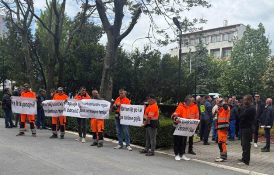 Priştine Belediyesi Önünde “Pastrimi” İşçilerinden Protesto: "Borcu Ödeyin!"