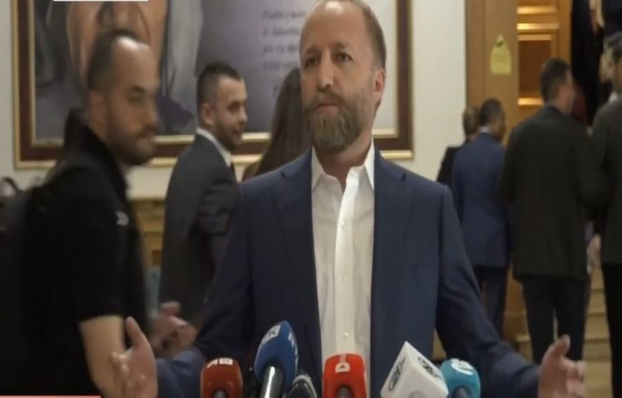Vetvendosje, Haxhiu'yu Engel Olarak Kullanıyor
