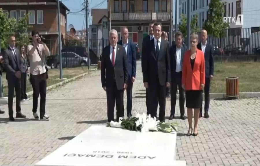 Kurtuluşun 26. Yıldönümünde Rugova ve Demaçi'nin Mezarlarında Saygı Duruşu