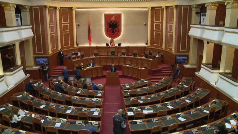 Arnavutluk Cumhurbaşkanı Meta'nın Görevden Alınmasına Yönelik Öneri Kabul Edildi