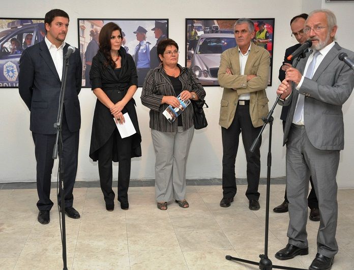 Kosova'da Bayan Polisleri Anlatan Sergi