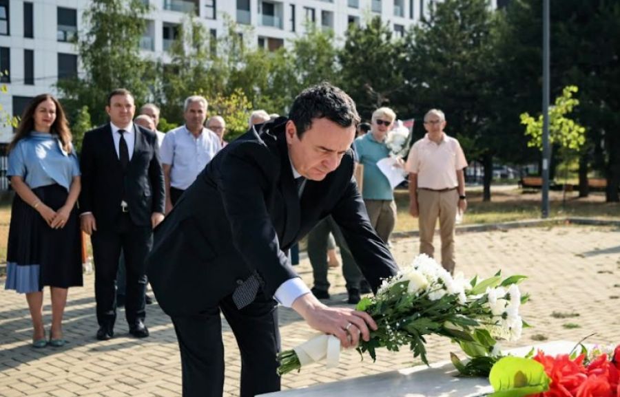 Kurti, Adem Demaçi'nin Mezarını Ziyaret Etti