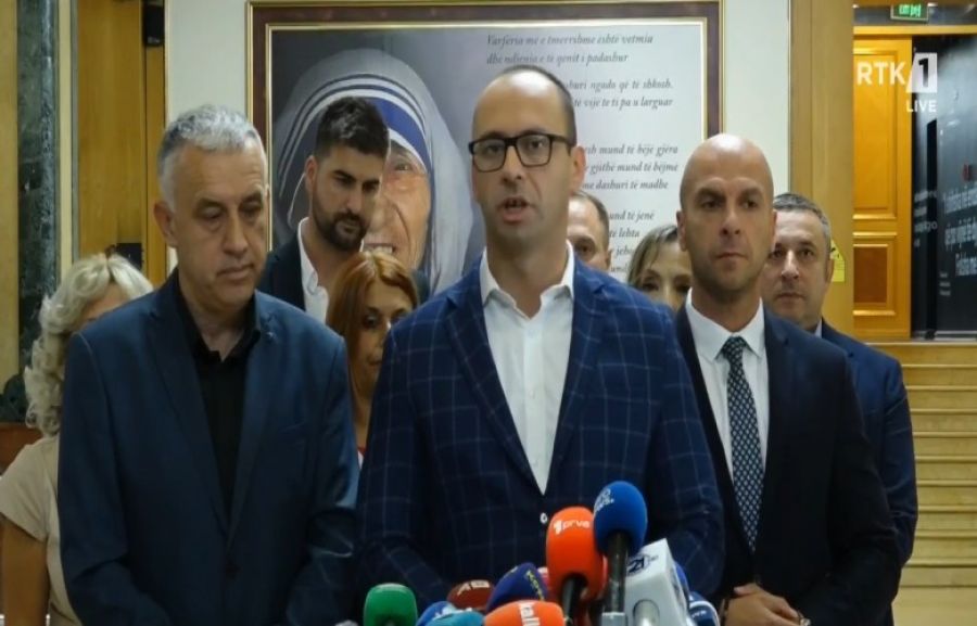 Anayasa ve Meclis İç Tüzüğü İhlal Ediliyor
