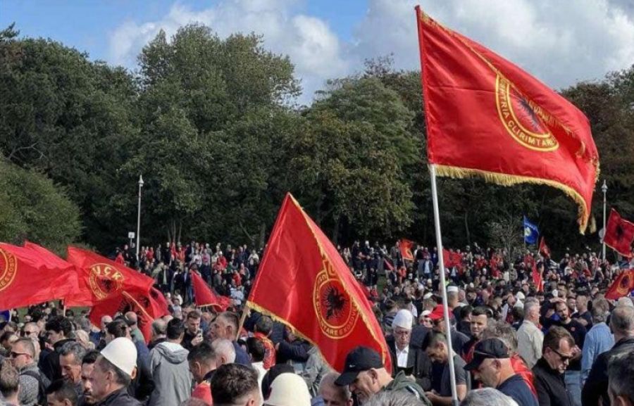 Lahey’de Binlerce Arnavut UÇK Liderleri İçin Adalet Talep Etti