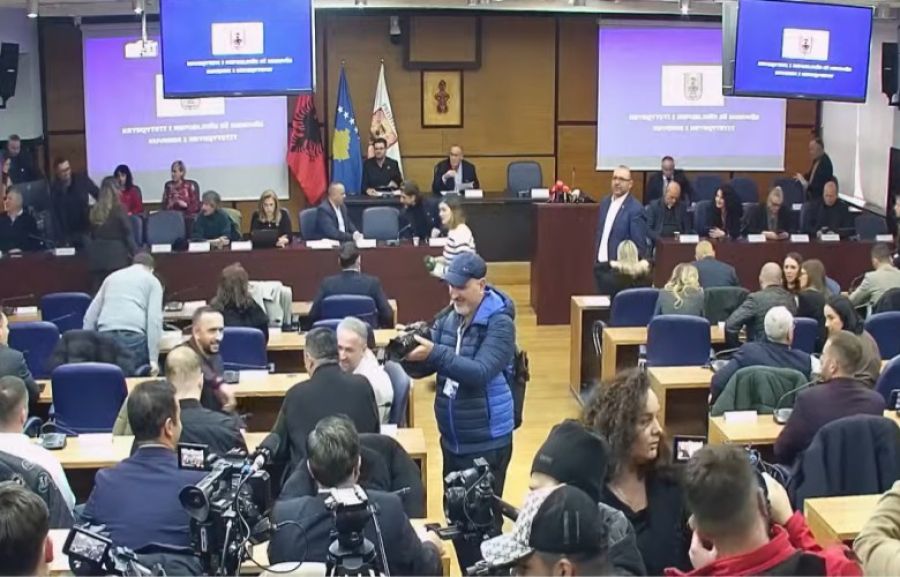 Priştine Belediye Meclisi, 2024 Fonlarının 2025'e Aktarılmasını Onayladı