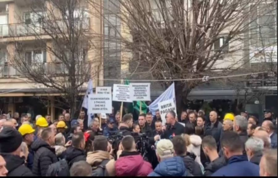 Priştine’de 2 Binden Fazla KEK Çalışanı Zam ve Daha İyi Çalışma Koşulları Talebiyle Yürüdü