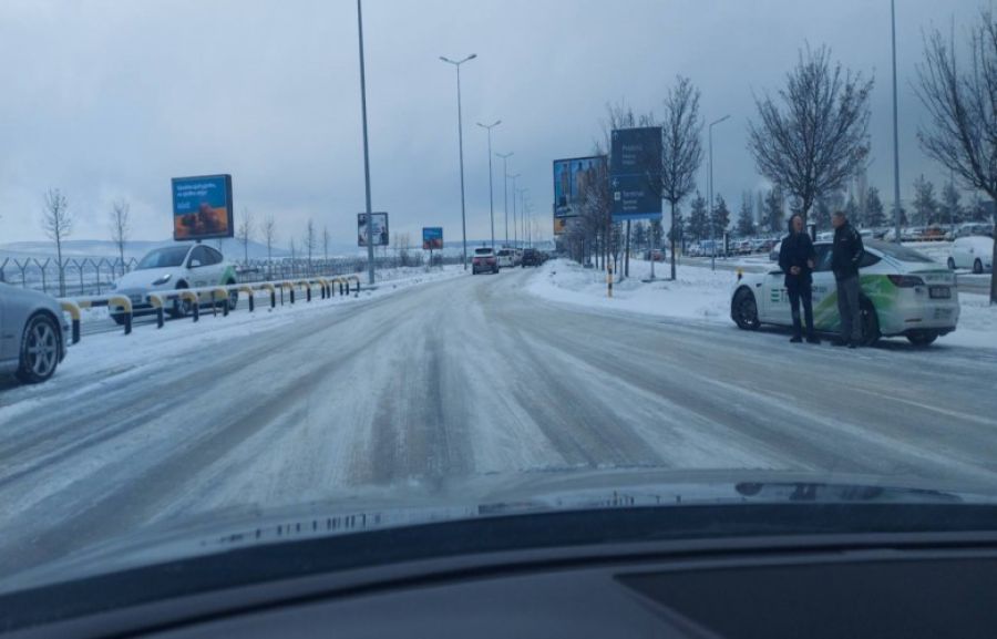 Karlı Yollarda Ulaşım Zorlaştı: “Adem Jashari” Havalimanı Yönünde Trafik Aksıyor