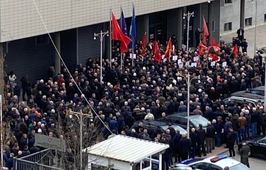 UÇK Gazilerinden Meclis Önünde Protesto
