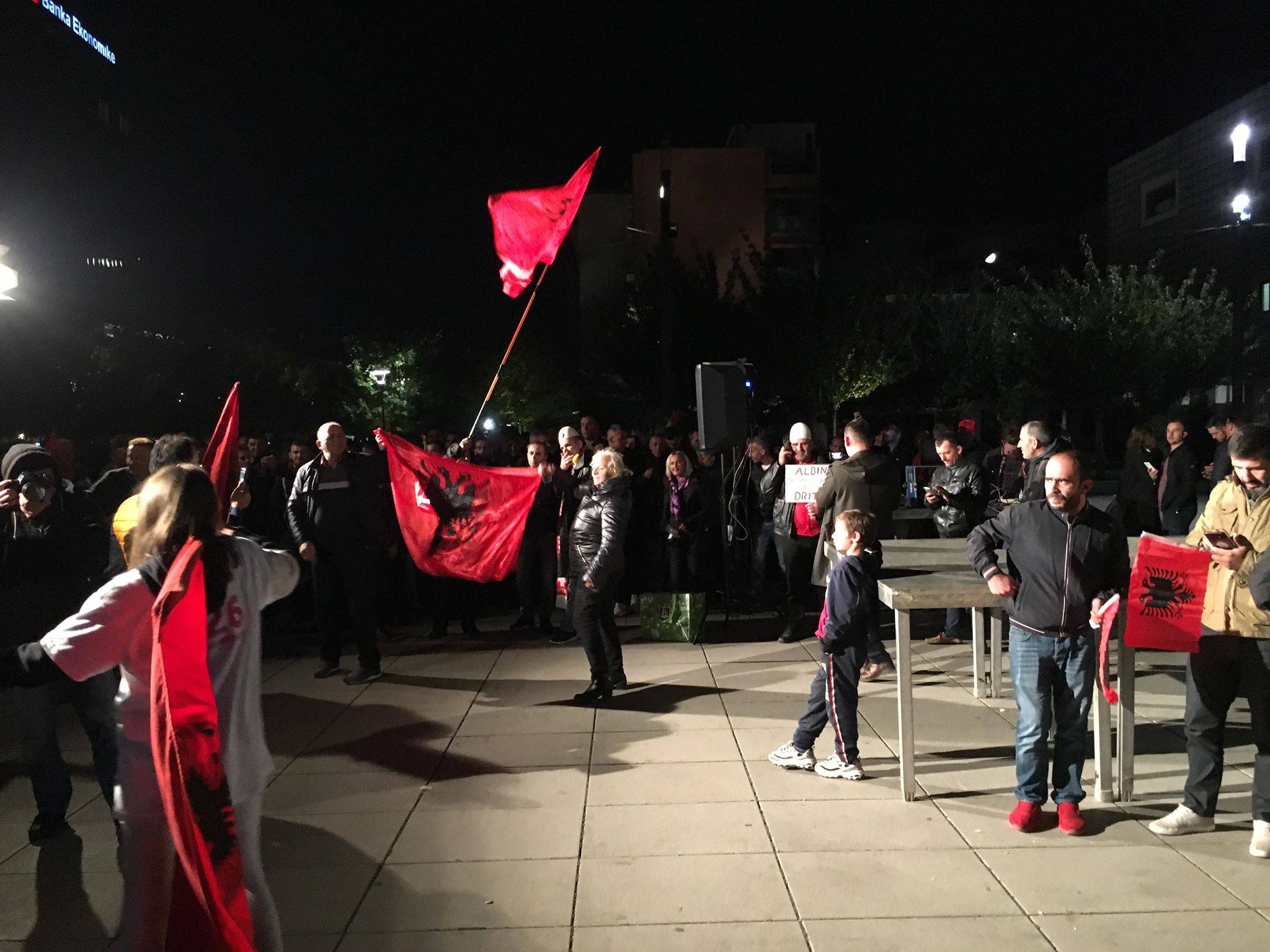 Vetvendosje Başkent Meydanında Kutlamalara Başladı
