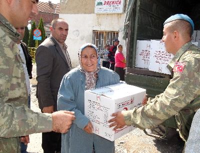 Mehmetçik, Kosova'da, Kızılay Yardımı Dağıtıyor