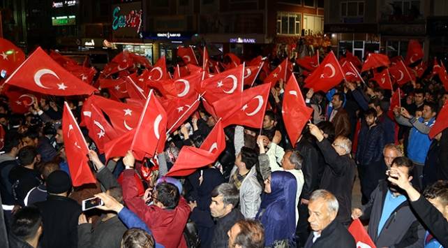 Türkiye'de ve Kosova'da Sandıktan 'Evet' Çıktı