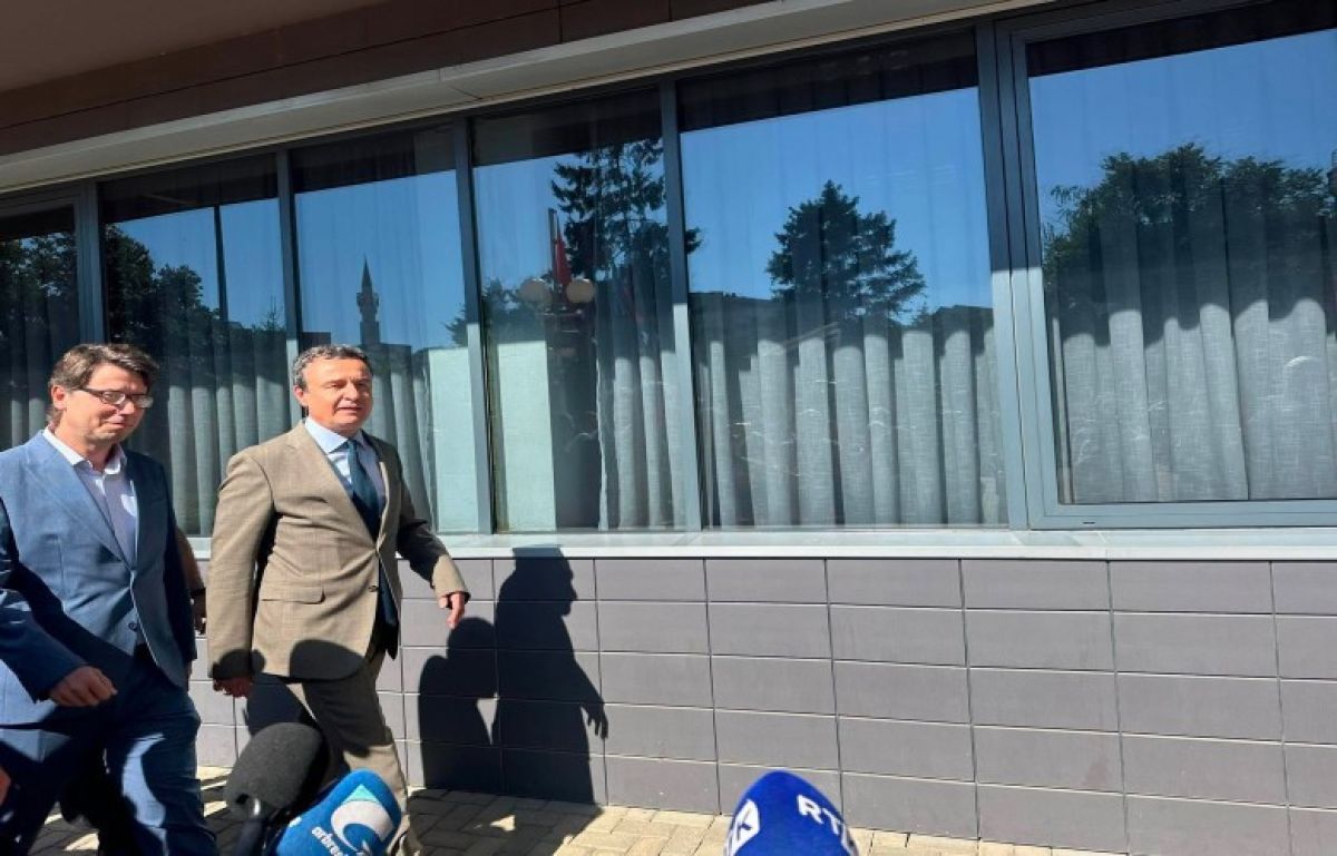 Kurti, Hamza ile Görüşmek Üzere Meclis'e Geldi