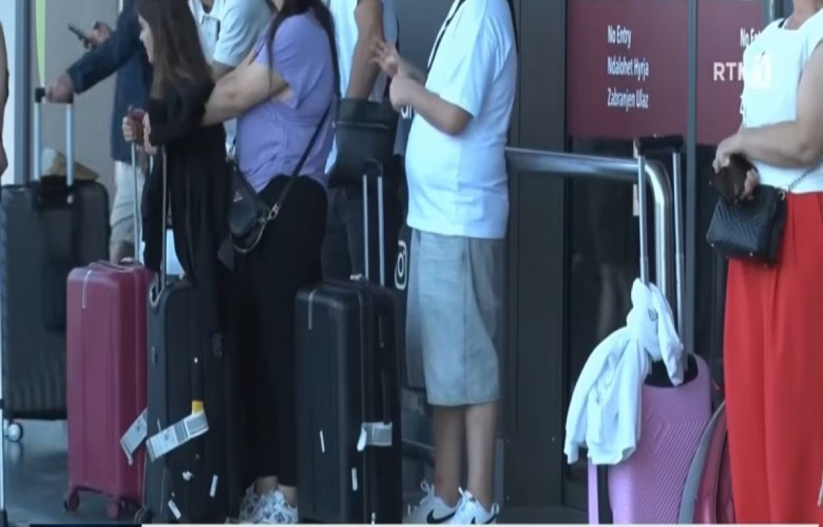 Priştine Havalimanı'nda Yolcu Trafiği Artıyor