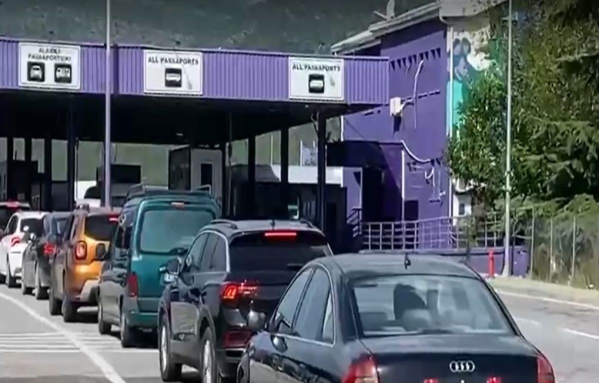 Morina Sınır Kapısı'nda Kosova'dan Arnavutluk'a Geçişlerde Yoğunluk