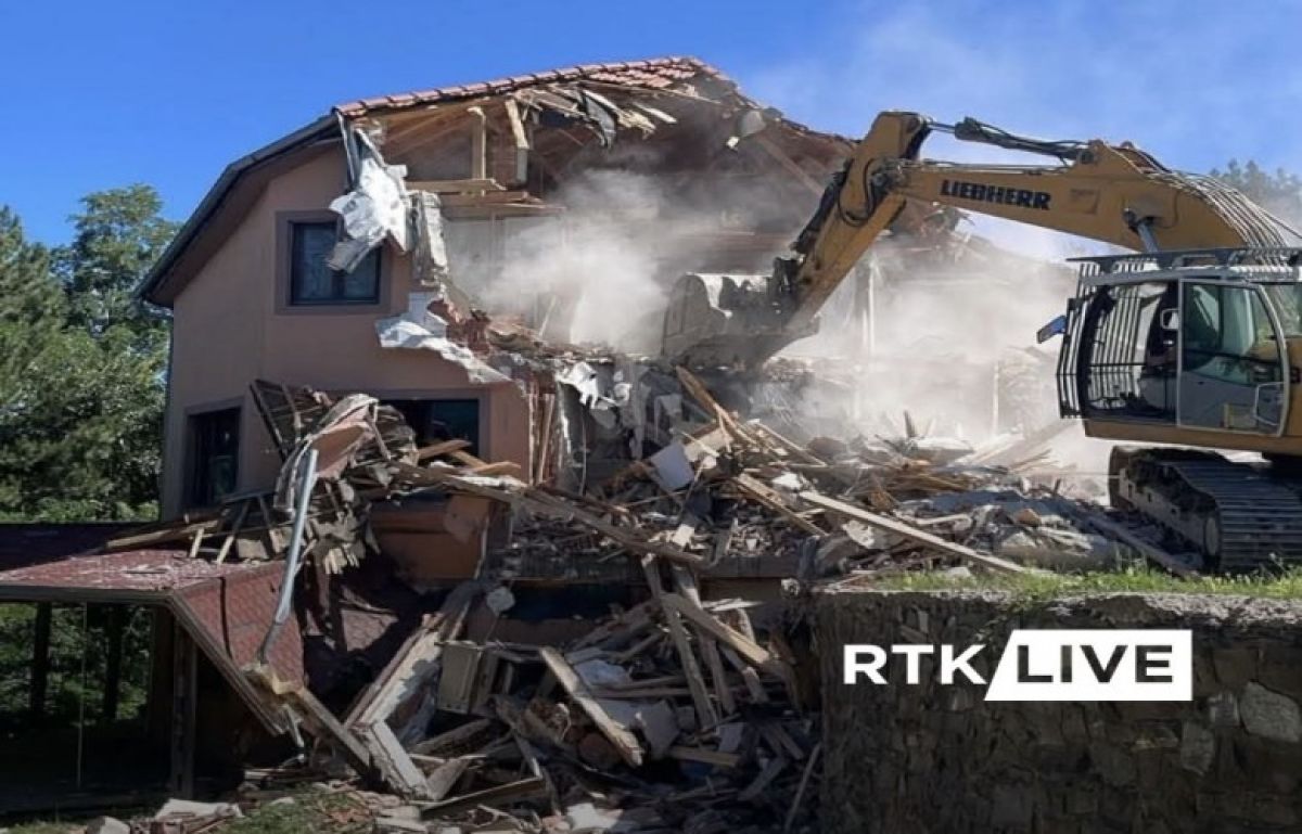 Ujman'da Kaçak Yapıların Yıkımı Devam Ediyor
