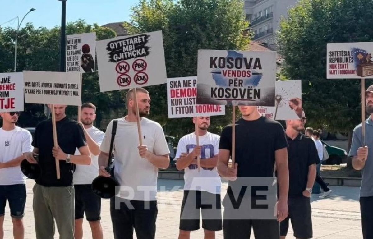 Revolta Hareketi, Kosova Meclisi Önünde Protesto Düzenledi