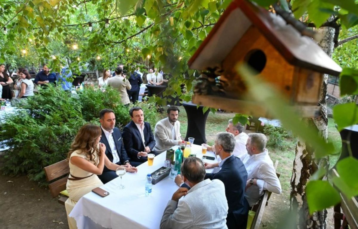 Haxhiu, Kurti ve Konjufca Kosovalı Büyükelçi ve Konsolosları Priştine'de Ağırladı