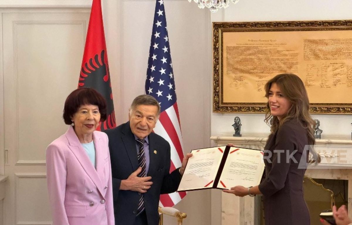 Joe ve Shirley DioGardi’ye Kosova Vatandaşlığı Verildi