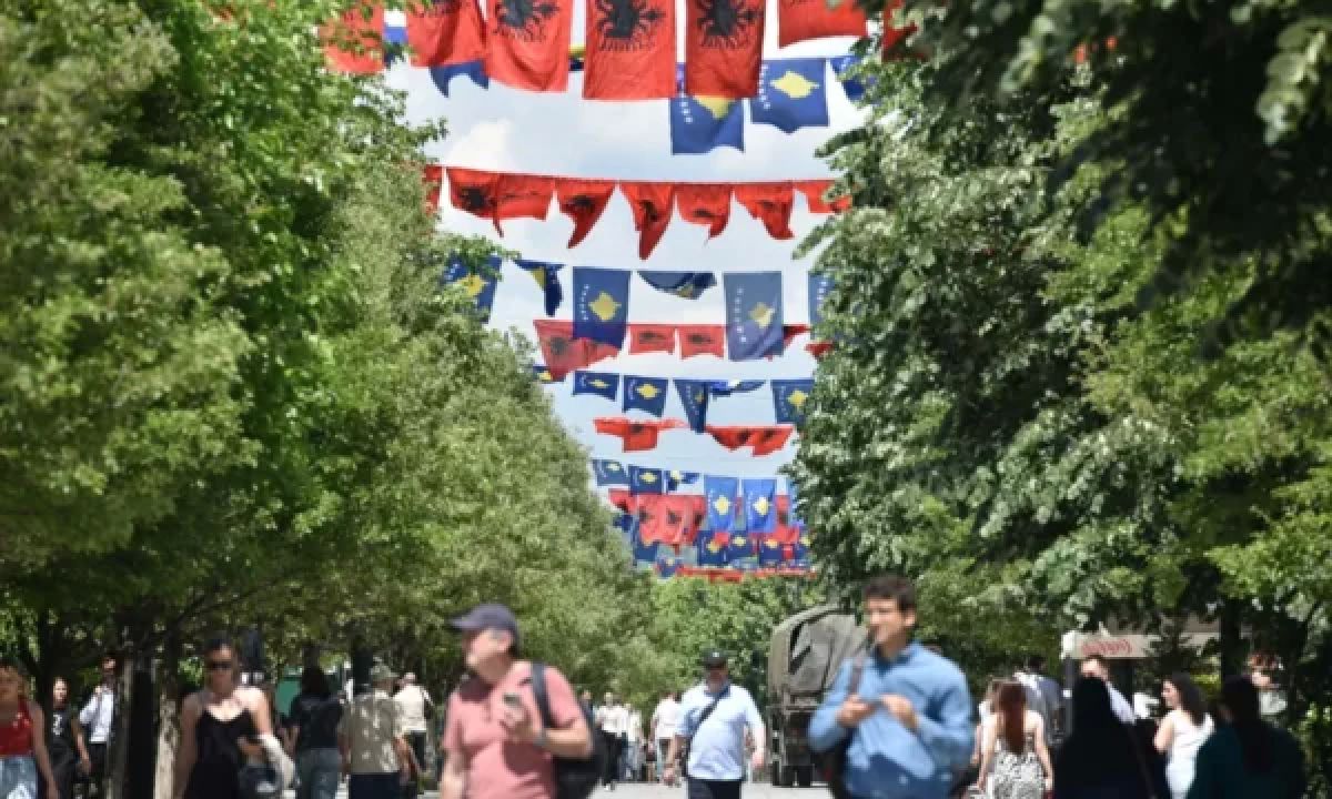 Priştine, Kurtuluş Günü Öncesinde Bayraklarla Donatıldı