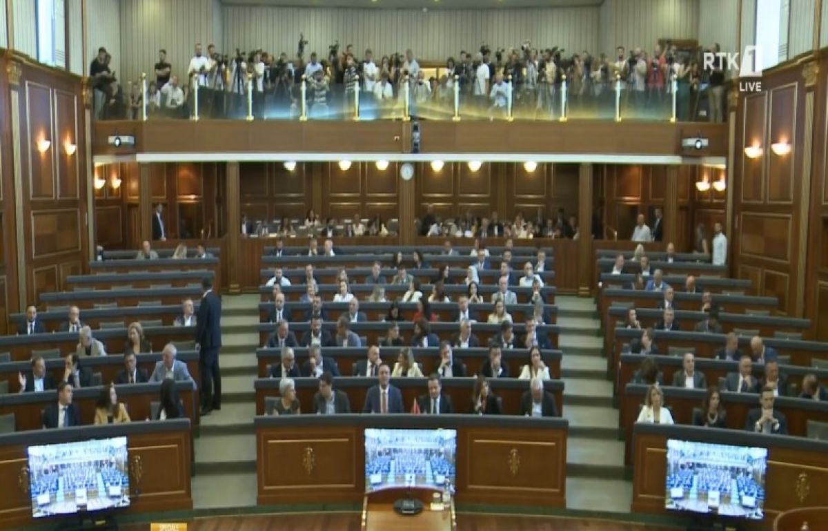 Albulena Haxhiu Kosova Meclisi Başkanı
