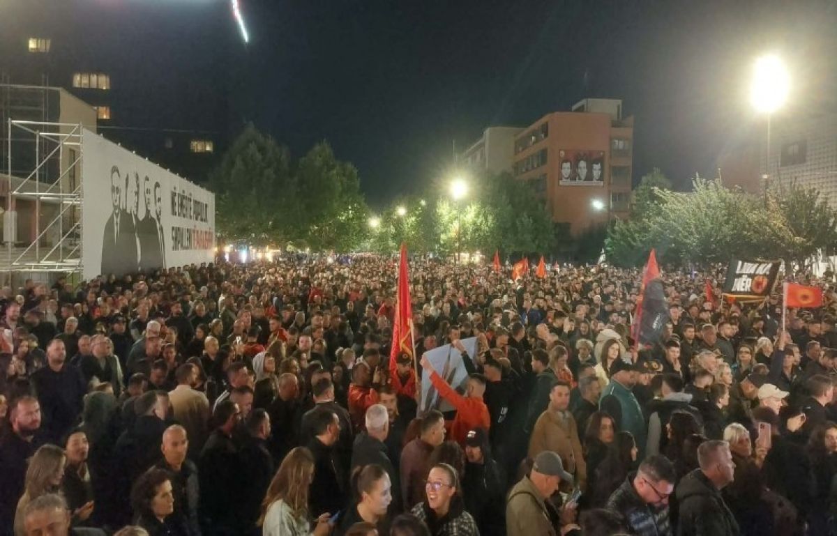 Protestonun Sekizinci Gecesinde Vatandaşlar Yeniden Toplandı