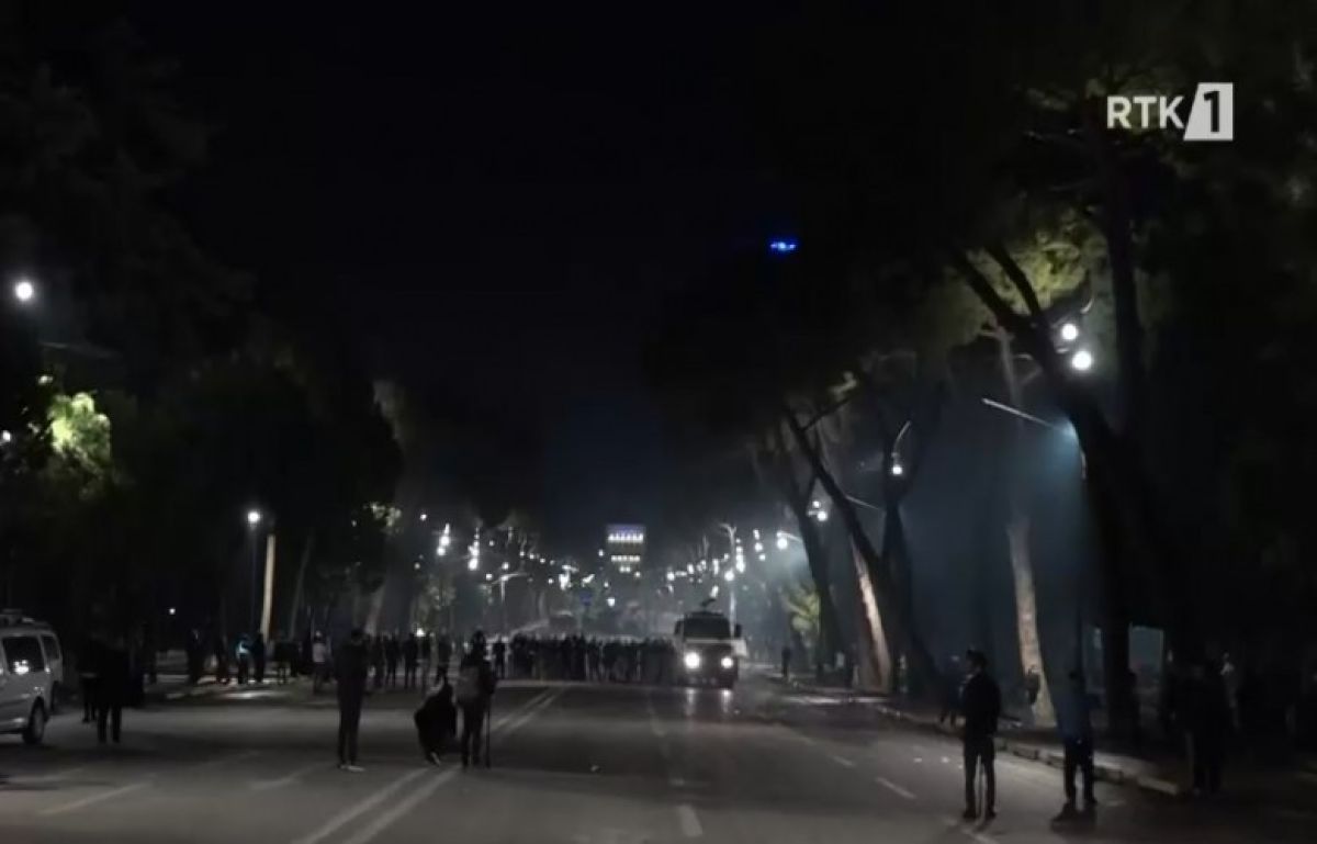 Tiran'da Göstericiler ile Polis Arasında Çatışma  