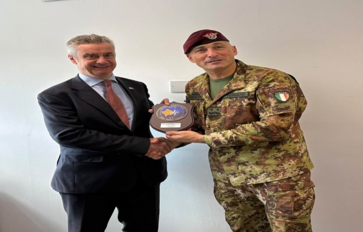 İngiltere Büyükelçisi Hargreaves, KFOR Komutanı Vergori ile Görüştü