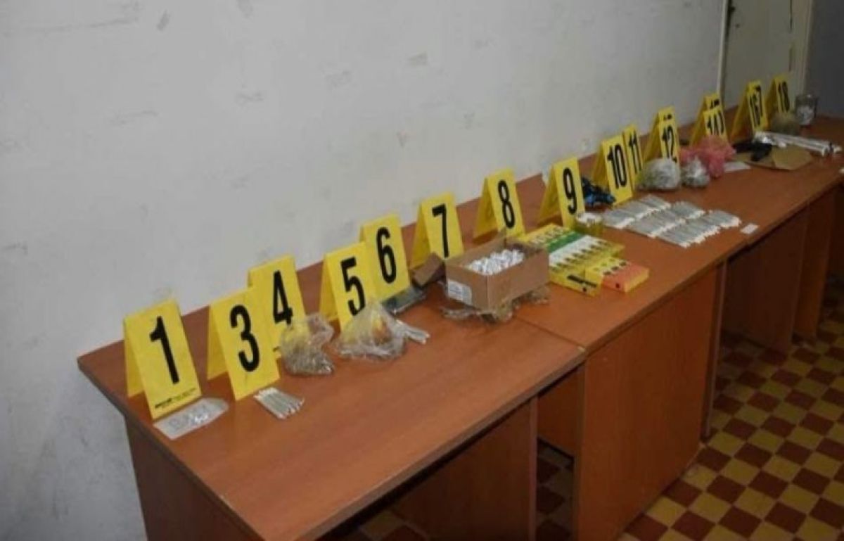 Podujeva’da polis uyuşturucu ve silah ele geçirdi, bir kişi gözaltına alındı