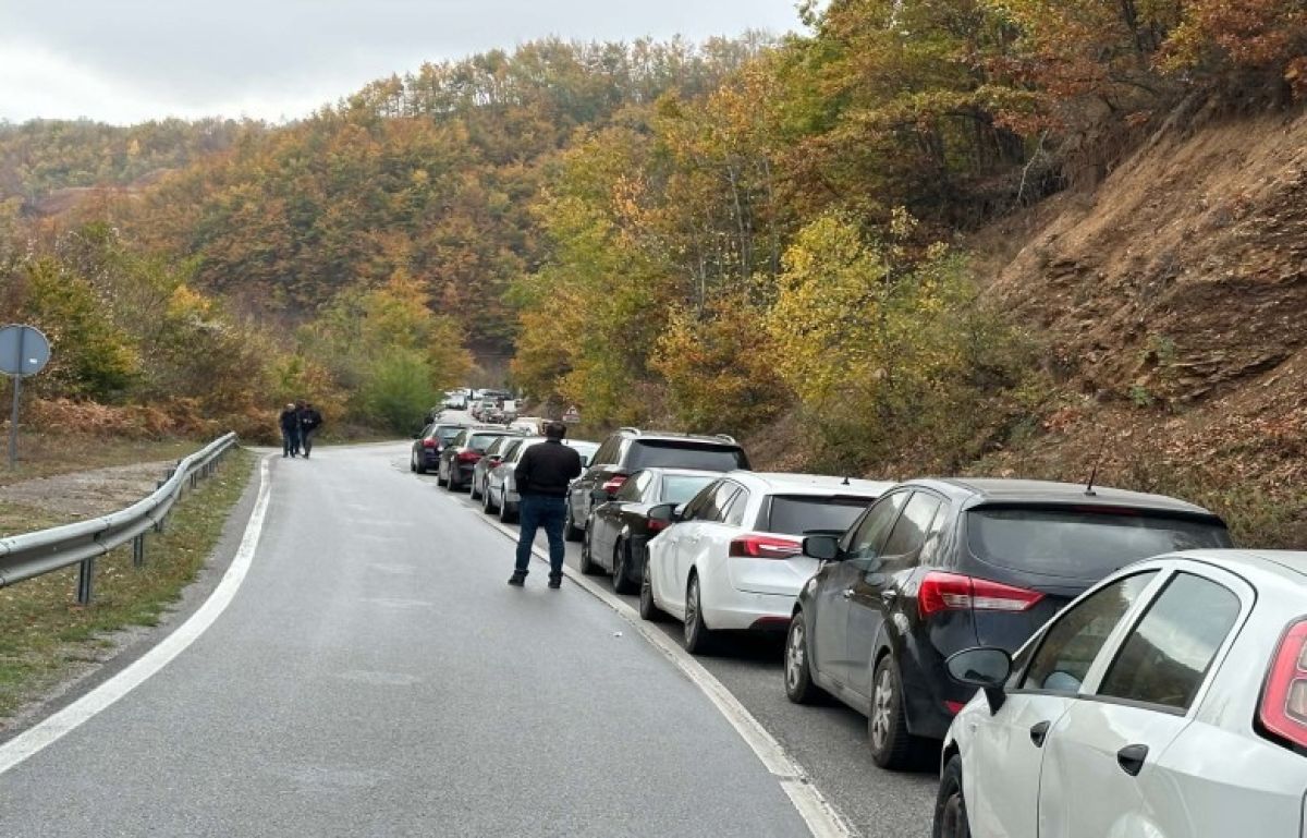 Muçibaba Sınır Kapısı’nda Uzun Kuyruklar