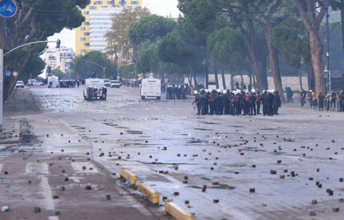 Tiran’da 13. Protesto Sona Erdi: Gösterilerde Gerginlik ve Çatışmalar Yaşandı