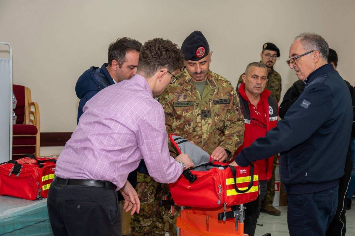 KFOR’dan Prizren’deki Aile Sağlığı Merkezine Tıbbi Ekipman Desteği