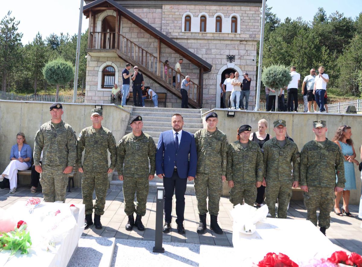 Maqedonci, Yakova'daki Şehitler Anıtı'nda Saygı Duruşunda Bulundu