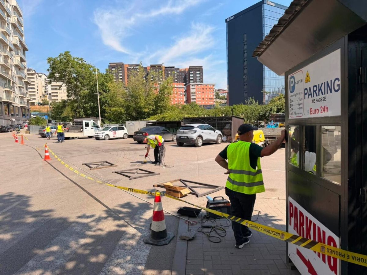 Priştine’deki Tarım Bakanlığı Yanındaki Otopark Boşaltılmaya Başladı: Müzik Okulu İnşa Edilecek