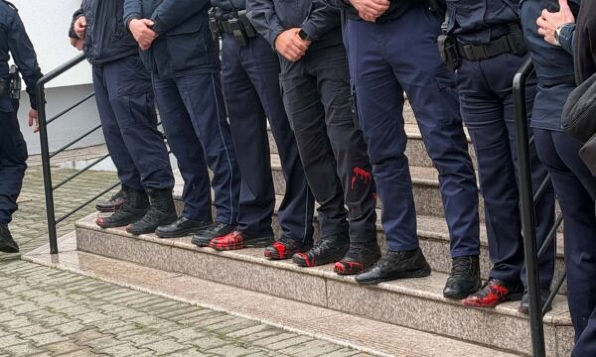 İpek’teki Protestoda Polislerin Ayakkabıları Kırmızıya Boyandı