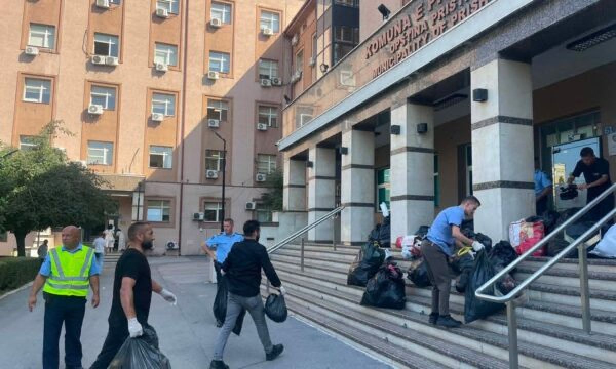 Vetëvendosje'den Priştine Belediyesi Önünde Çöp Protestosu